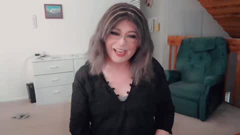 Snapshot of luvs2bbritney chatting on 11-12-25, 07:03 Britney online show from 11-12-25, 07:03