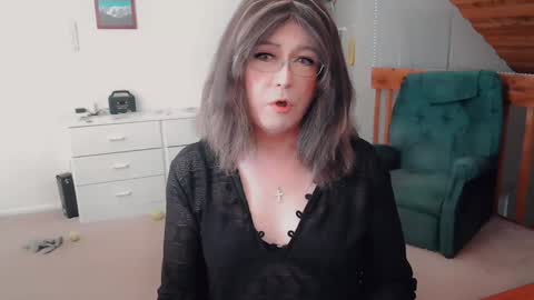 Snapshot of luvs2bbritney chatting on 11-13-25, 05:34 Britney online show from 11-13-25, 05:34