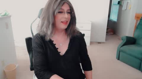 Snapshot of luvs2bbritney chatting on 11-18-25, 08:46 Britney online show from 11-18-25, 08:46