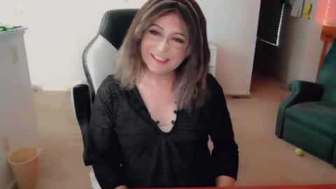 Snapshot of luvs2bbritney chatting on 11-21-25, 08:18 Britney online show from 11-21-25, 08:18