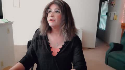 Snapshot of luvs2bbritney chatting on 12-14-25, 05:40 Britney online show from 12-14-25, 05:40