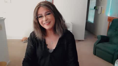 Snapshot of luvs2bbritney chatting on 12-15-25, 05:50 Britney online show from 12-15-25, 05:50