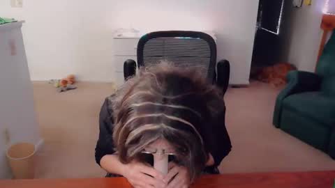 Snapshot of luvs2bbritney chatting on 12-19-25, 05:42 Britney online show from 12-19-25, 05:42