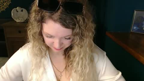 Snapshot of luxdonna chatting on 06-05-26, 06:52 Donna online show from 06-05-26, 06:52