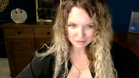 Snapshot of luxdonna chatting on 06-06-26, 06:40 Donna online show from 06-06-26, 06:40