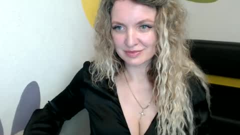 Snapshot of luxdonna chatting on 06-12-26, 06:56 Donna online show from 06-12-26, 06:56