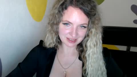 Snapshot of luxdonna chatting on 06-13-26, 07:01 Donna online show from 06-13-26, 07:01
