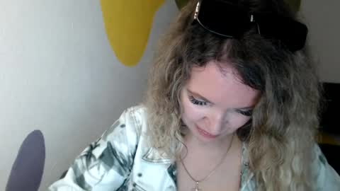 Snapshot of luxdonna chatting on 06-17-26, 09:45 Donna online show from 06-17-26, 09:45