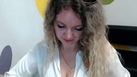 Snapshot of luxdonna chatting on 06-19-26, 07:01 Donna online show from 06-19-26, 07:01