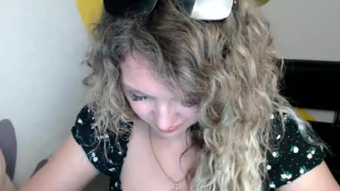 Snapshot of luxdonna chatting on 06-21-26, 10:12 Donna online show from 06-21-26, 10:12