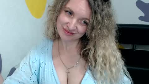 Snapshot of luxdonna chatting on 06-26-26, 02:32 Donna online show from 06-26-26, 02:32