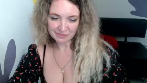 Snapshot of luxdonna chatting on 07-16-26, 06:08 Donna online show from 07-16-26, 06:08
