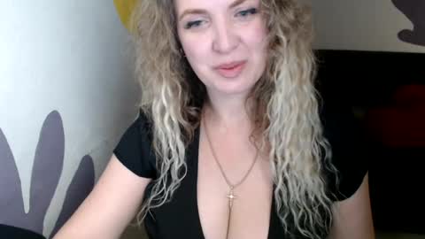 Snapshot of luxdonna chatting on 07-16-26, 08:37 Donna online show from 07-16-26, 08:37