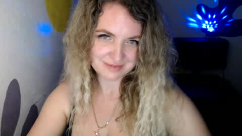 Snapshot of luxdonna chatting on 07-19-26, 09:40 Donna online show from 07-19-26, 09:40