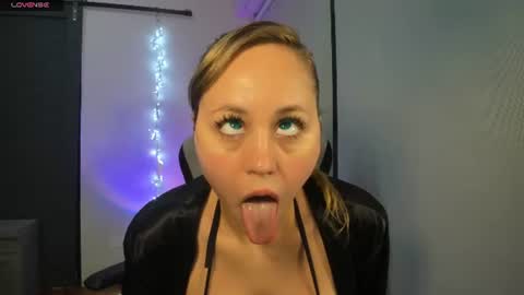 Snapshot of luxiana_sexy chatting on 06-12-26, 10:19 LUXIANA SEXY online show from 06-12-26, 10:19