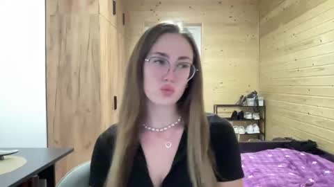 Snapshot of luxie_queen chatting on 05-25-26, 08:37 Katie online show from 05-25-26, 08:37