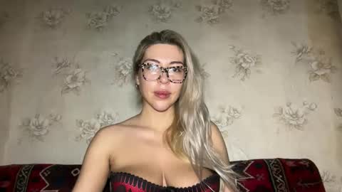 Snapshot of luxsonyastar chatting on 11-15-25, 01:18 LuxSonyaStar online show from 11-15-25, 01:18