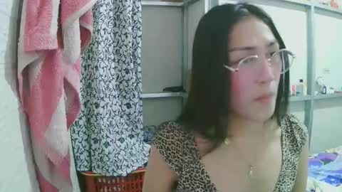 Snapshot of luxy27 chatting on 10-04-25, 03:37 nikke online show from 10-04-25, 03:37