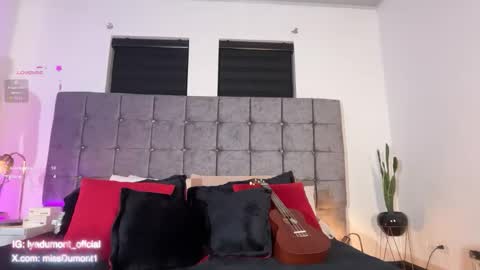 Snapshot of lyadumont chatting on 10-29-25, 05:20 LYA online show from 10-29-25, 05:20