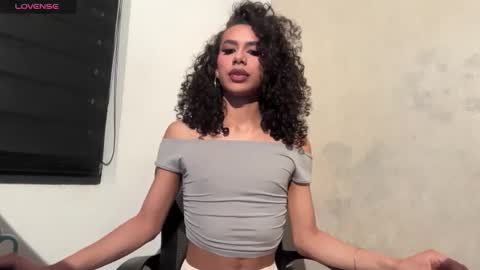 Snapshot of lyadumont chatting on 11-16-25, 10:59 LYA online show from 11-16-25, 10:59