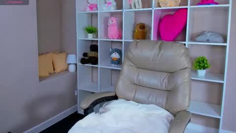 Lynn online show from 09-25-25, 01:20