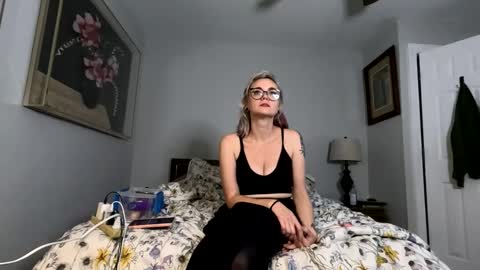 Snapshot of lyragreene chatting on 11-08-25, 04:45 Lyra Greene online show from 11-08-25, 04:45