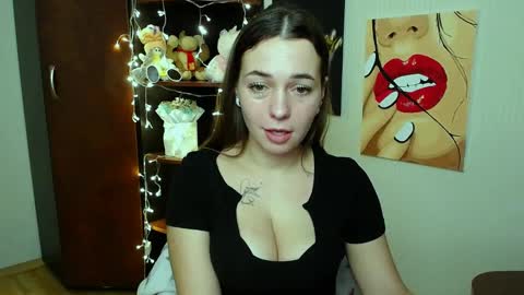 Snapshot of m_vikki chatting on 01-25-25, 11:55 Vikki online show from 01-25-25, 11:55