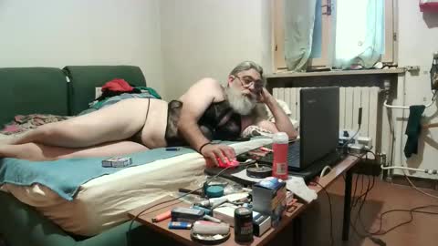 Snapshot of maax1970to chatting on 10-12-25, 12:04 maax1970 online show from 10-12-25, 12:04