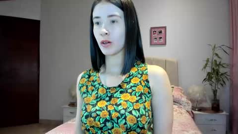 Snapshot of macarena_vallejo_ chatting on 10-10-25, 03:27 Macarena online show from 10-10-25, 03:27