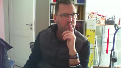 Snapshot of macfly67 chatting on 01-16-26, 08:18 macfly67 online show from 01-16-26, 08:18