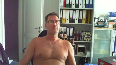 macfly67 online show from 06-17-26, 05:32