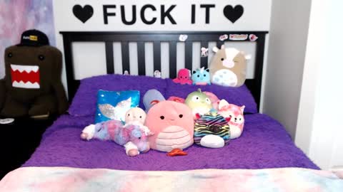 Mackenzie Wolfe online show from 09-22-25, 06:26