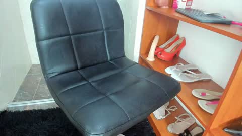 Snapshot of madameheels_ chatting on 01-11-25, 05:40 Madame Carla online show from 01-11-25, 05:40
