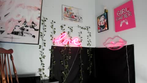 Snapshot of maddi_avalon chatting on 12-22-24, 05:56 Maddi Avalon online show from 12-22-24, 05:56