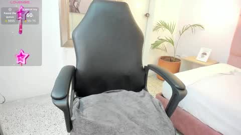 Snapshot of maddie_greyy chatting on 10-02-25, 05:20 Maddie Grey online show from 10-02-25, 05:20