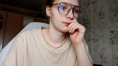 Snapshot of maddiecager chatting on 03-13-26, 05:36 Emma online show from 03-13-26, 05:36