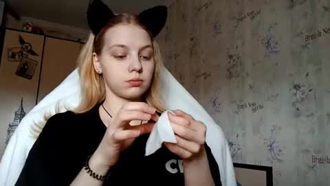 Snapshot of maddiecager chatting on 03-17-26, 09:23 Emma online show from 03-17-26, 09:23