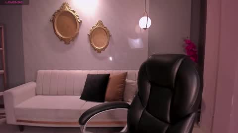 Maddison online show from 11-18-25, 07:18