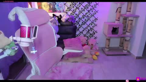 Snapshot of maddyfoox chatting on 05-17-26, 11:45 Maddy Foox online show from 05-17-26, 11:45