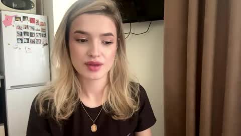 Snapshot of madelenequirk chatting on 05-27-26, 01:30 Alisa online show from 05-27-26, 01:30