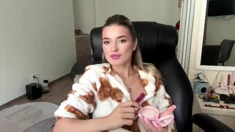 Snapshot of madelenequirk chatting on 07-08-26, 09:14 Alisa online show from 07-08-26, 09:14