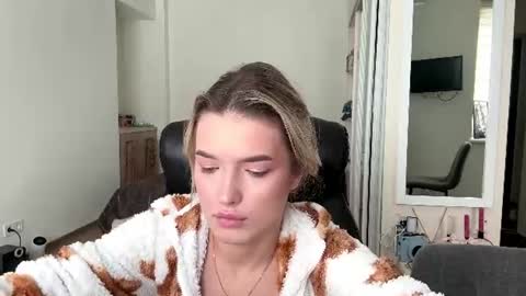 Snapshot of madelenequirk chatting on 07-10-26, 06:17 Alisa online show from 07-10-26, 06:17