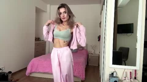 Snapshot of madelenequirk chatting on 07-22-26, 09:12 Alisa online show from 07-22-26, 09:12