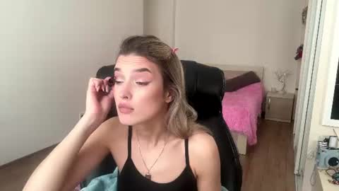 Snapshot of madelenequirk chatting on 07-24-26, 09:18 Alisa online show from 07-24-26, 09:18