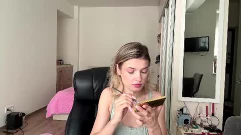 Snapshot of madelenequirk chatting on 07-27-26, 07:04 Alisa online show from 07-27-26, 07:04