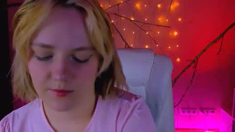 Snapshot of madeline_doll chatting on 02-22-26, 11:31 Madeline online show from 02-22-26, 11:31