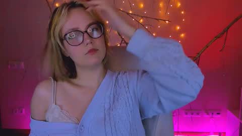 Snapshot of madeline_doll chatting on 02-25-26, 08:07 Madeline online show from 02-25-26, 08:07