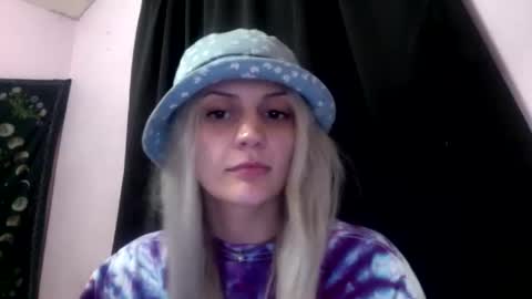 Snapshot of madelinevalentine chatting on 10-27-25, 05:22 madeline online show from 10-27-25, 05:22