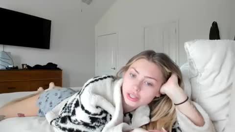 Snapshot of madirose69 chatting on 12-17-25, 03:18 mari rose online show from 12-17-25, 03:18