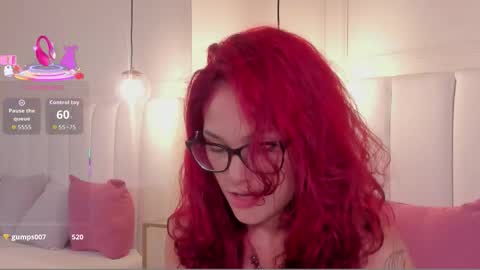 Mae Lyra online show from 12-15-25, 08:07